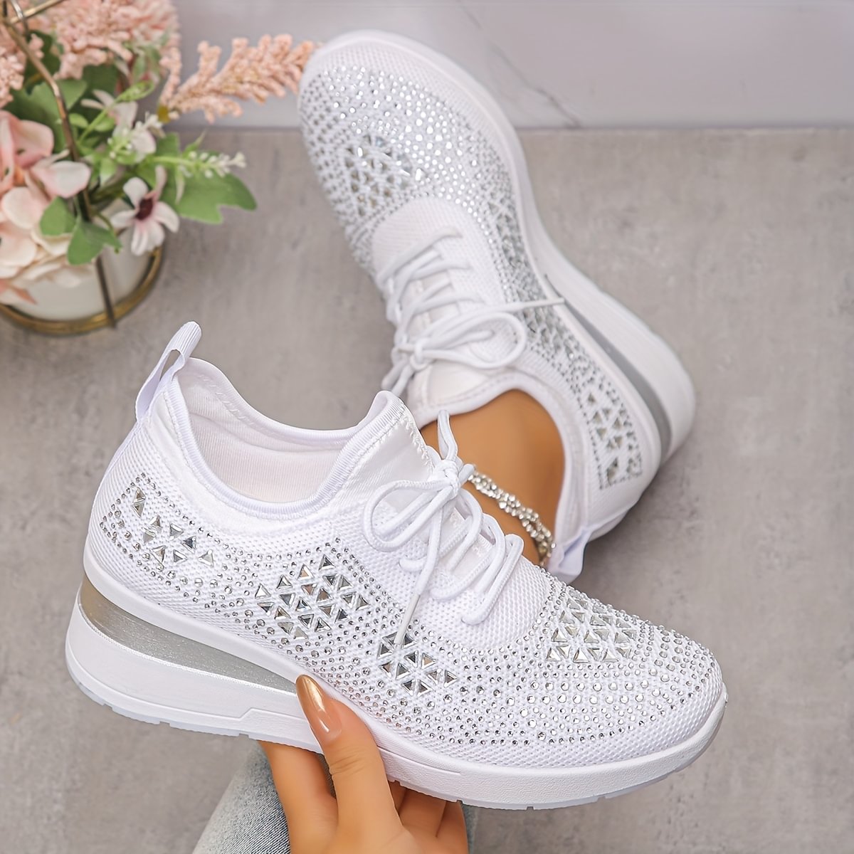 🔥🔥Último dia da promoção, aproveite 49 % de desconto🔥 Sapatilhas ortopédicas respiráveis para mulher, estilo casual e moderno, decoradas com strass incrustados.