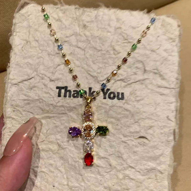 💎 50% DESCONTO!! ✝️ Colar colorido com pendente de cruz de strass – brilho intenso, comprimento ajustável e um look marcante ✨