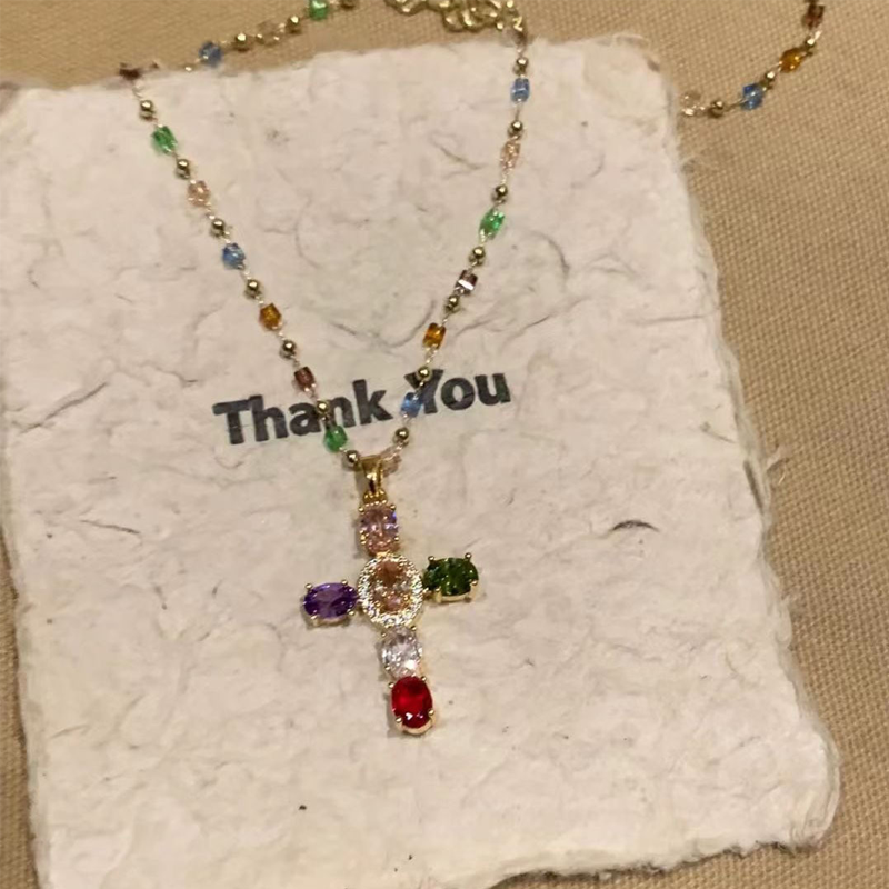 💎 50% DESCONTO!! ✝️ Colar colorido com pendente de cruz de strass – brilho intenso, comprimento ajustável e um look marcante ✨