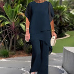 Encantador conjunto de blusa irregular e calças pantalona