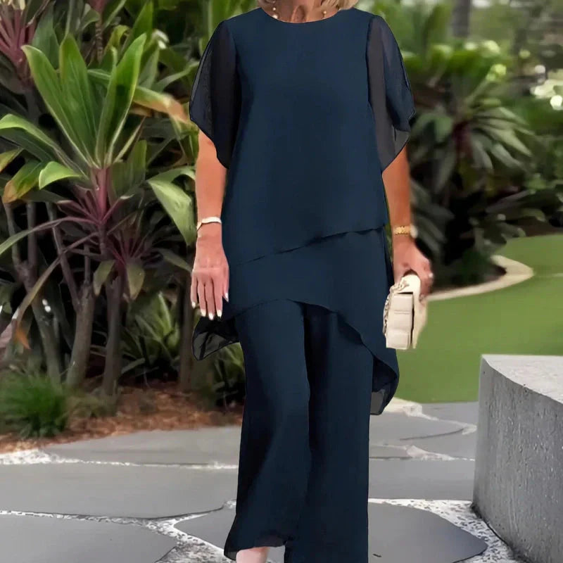 Encantador conjunto de blusa irregular e calças pantalona