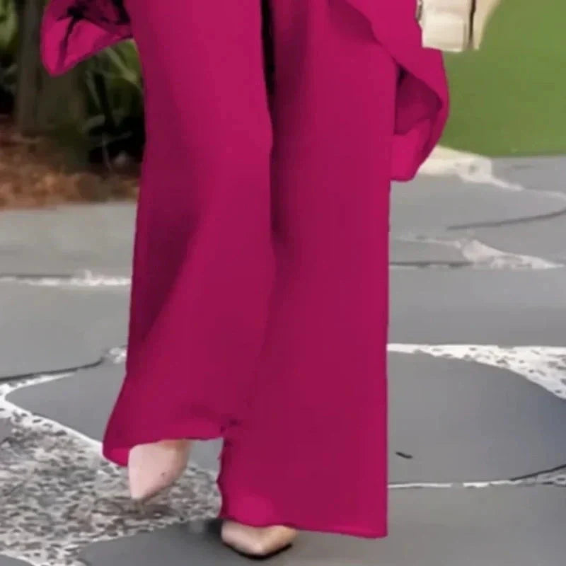 Encantador conjunto de blusa irregular e calças pantalona