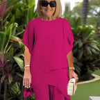 Encantador conjunto de blusa irregular e calças pantalona