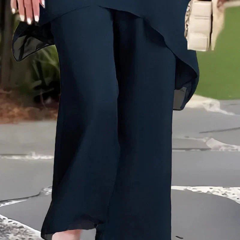 Encantador conjunto de blusa irregular e calças pantalona