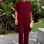 Encantador conjunto de blusa irregular e calças pantalona