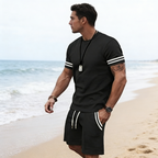 Conjunto de t-shirt e calções às riscas para homem