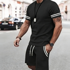 Conjunto de t-shirt e calções às riscas para homem