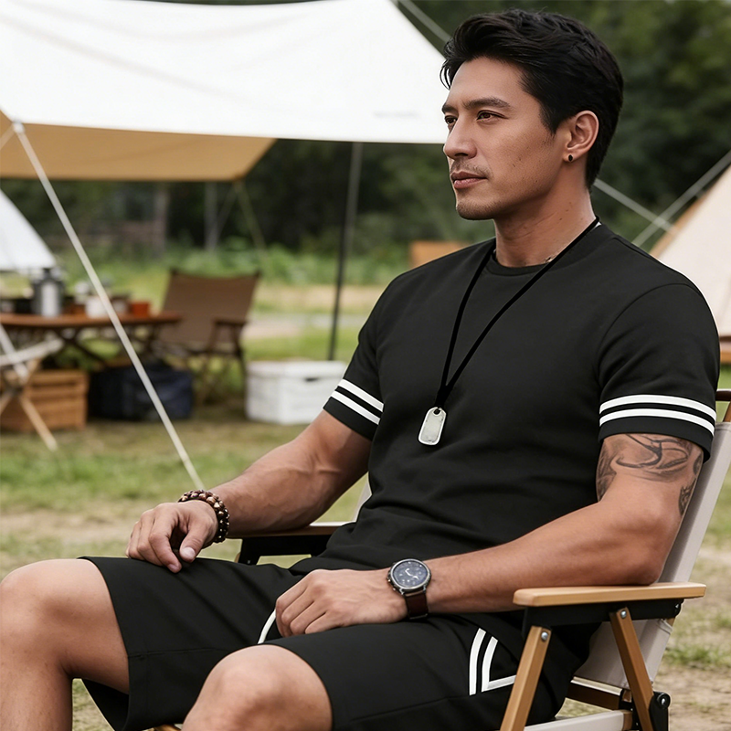 Conjunto de t-shirt e calções às riscas para homem