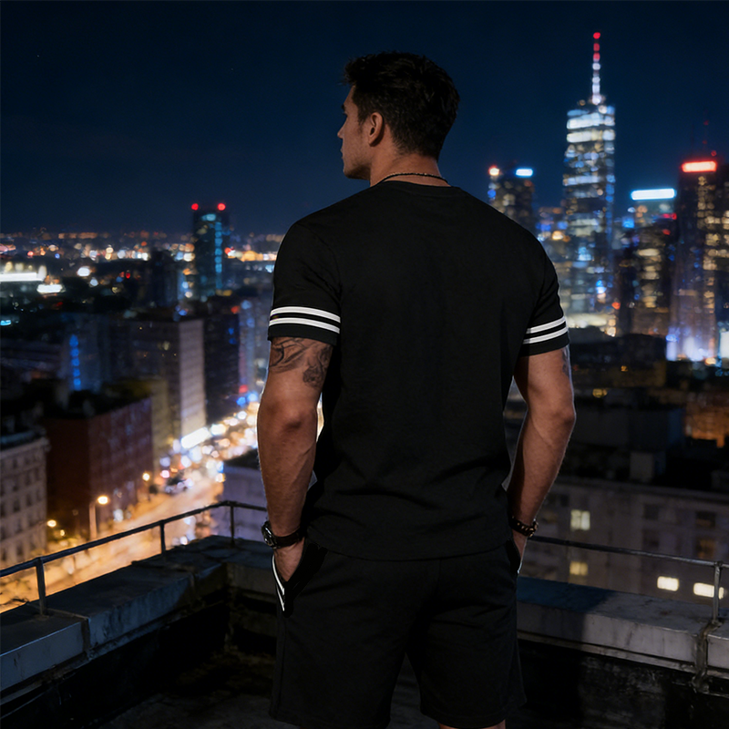 Conjunto de t-shirt e calções às riscas para homem