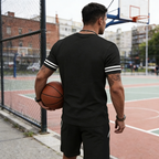 Conjunto de t-shirt e calções às riscas para homem