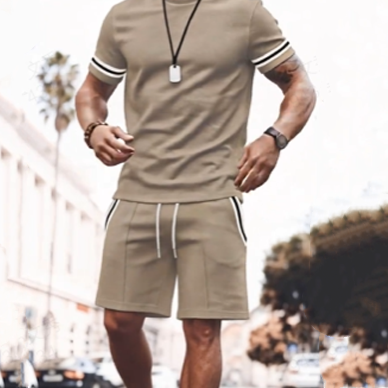 Conjunto de t-shirt e calções às riscas para homem