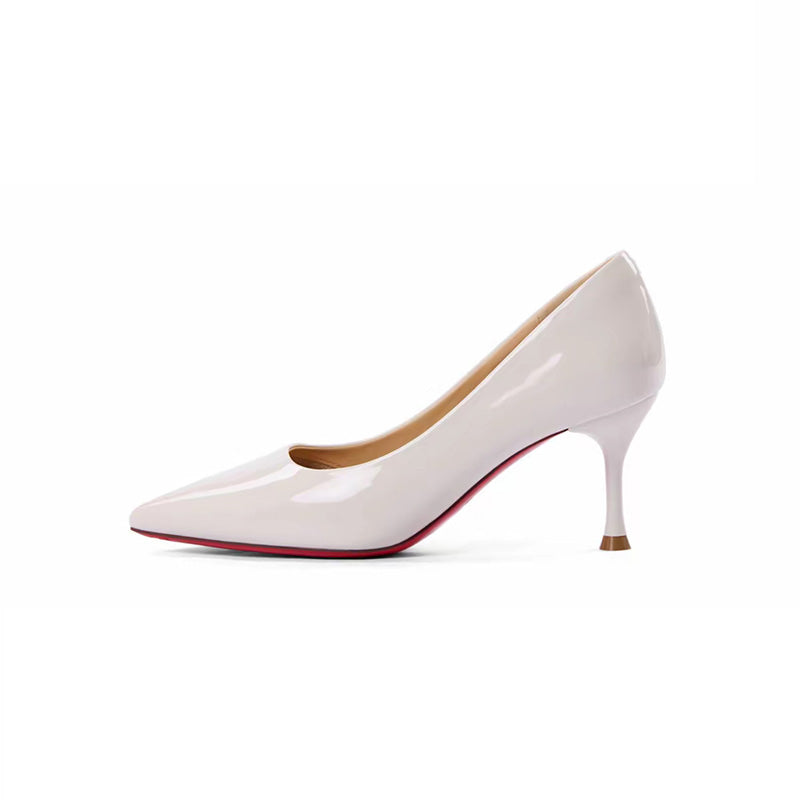 Sapatos de salto agulha de senhora em verniz com sola vermelha.