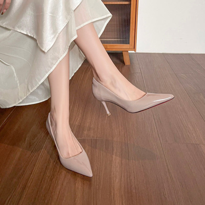 Sapatos de salto agulha de senhora em verniz com sola vermelha.