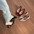 Sapatos de salto agulha de senhora em verniz com sola vermelha.