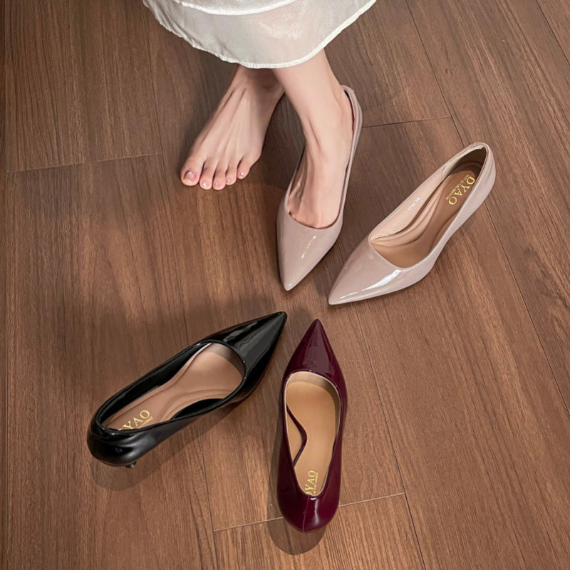Sapatos de salto agulha de senhora em verniz com sola vermelha.