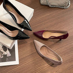 Sapatos de salto agulha de senhora em verniz com sola vermelha.