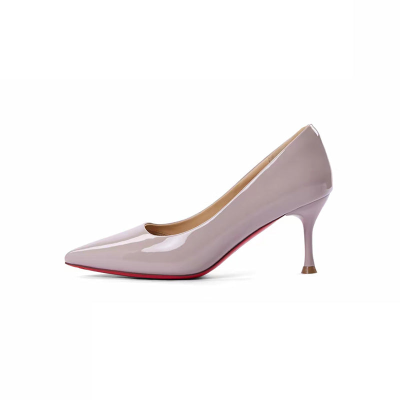 Sapatos de salto agulha de senhora em verniz com sola vermelha.