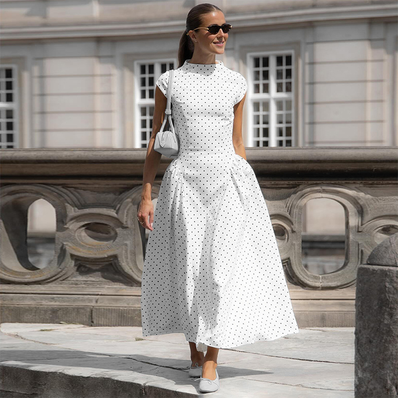 Vestido elegante de mulher às bolinhas com corte em A