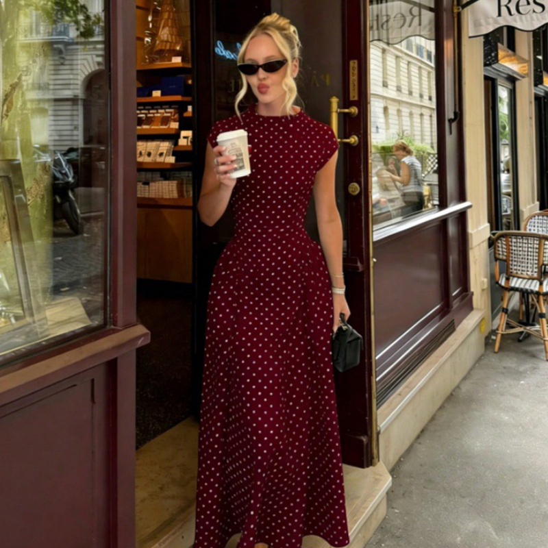 Vestido elegante de mulher às bolinhas com corte em A