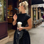 Vestido elegante de mulher às bolinhas com corte em A