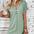 Vestido de mulher de manga dobrada com decote em V e botões, em cores sólidas.