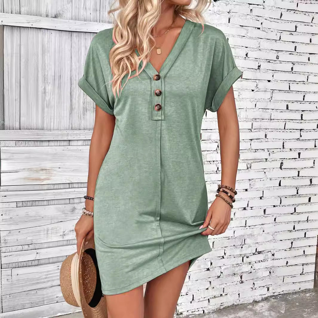 Vestido de mulher de manga dobrada com decote em V e botões, em cores sólidas.