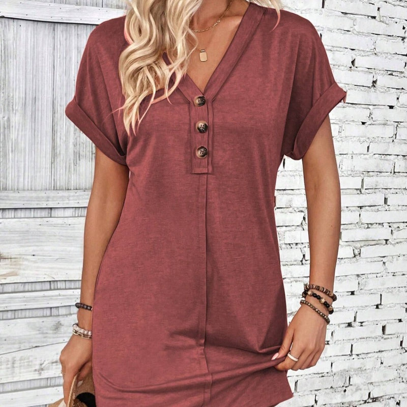 Vestido de mulher de manga dobrada com decote em V e botões, em cores sólidas.