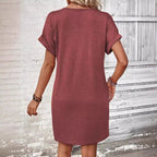 Vestido de mulher de manga dobrada com decote em V e botões, em cores sólidas.
