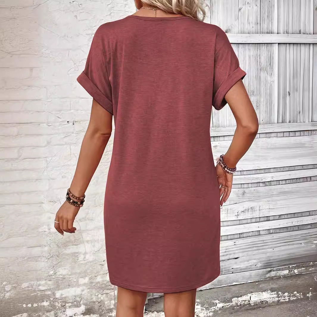 Vestido de mulher de manga dobrada com decote em V e botões, em cores sólidas.